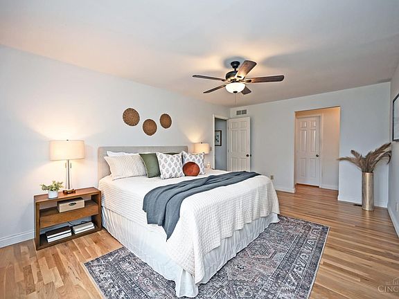 5th image of 7883 Woodstone Dr