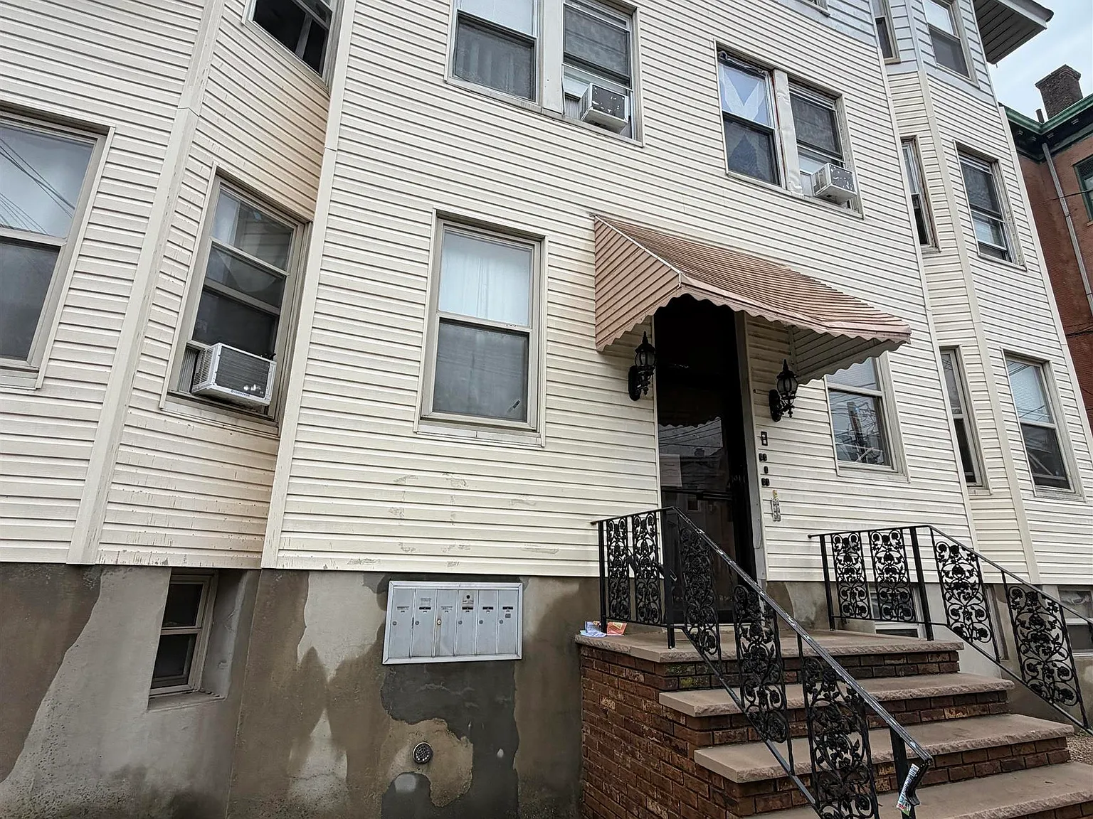 3 bed, 1.0 bath, $2,250 — Photo 1
