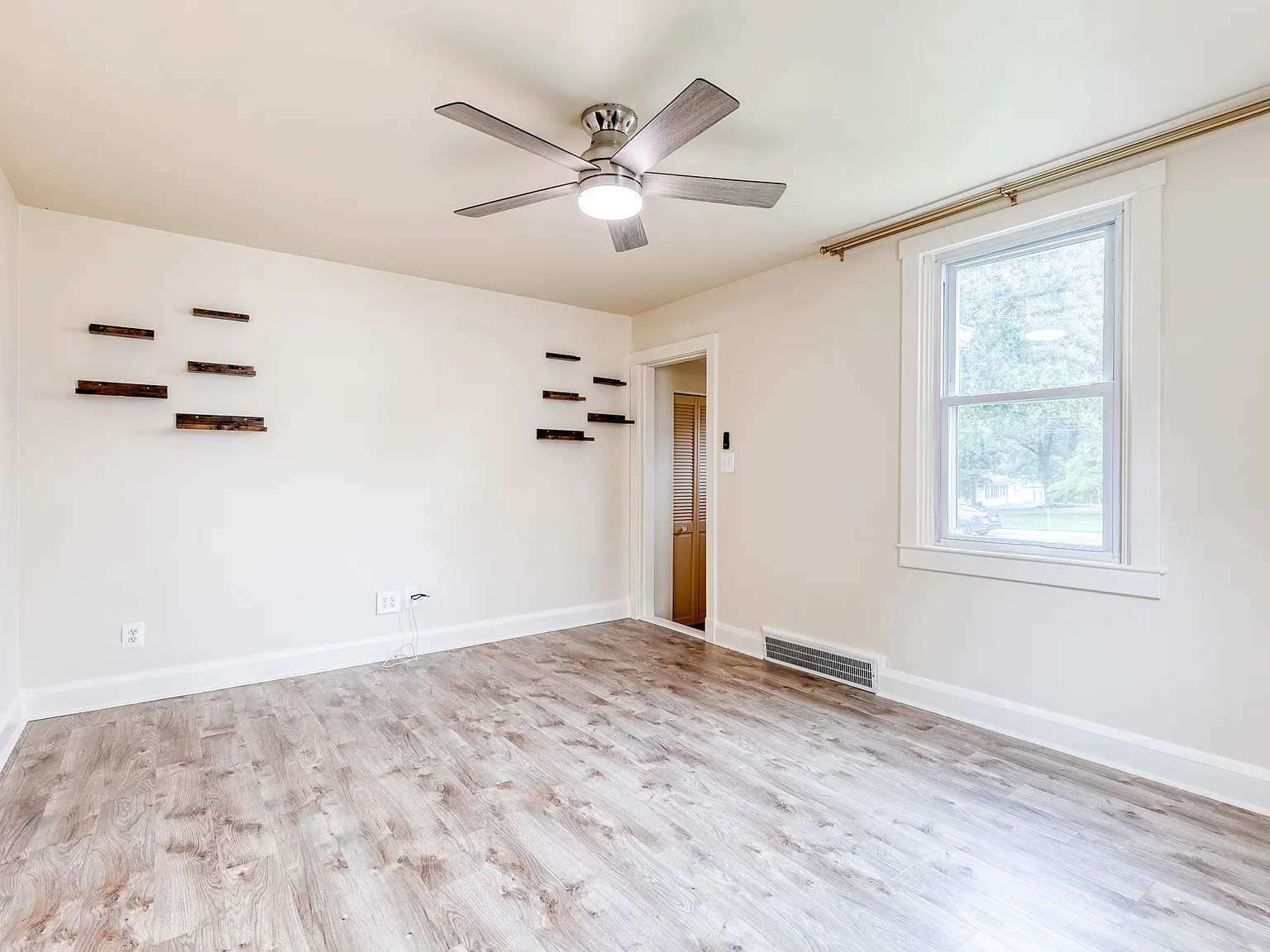 4 bed, 1.5 bath, 1140 sqft, $2,600 — Photo 3
