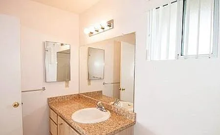 River Knolls Apartment — Photo 16