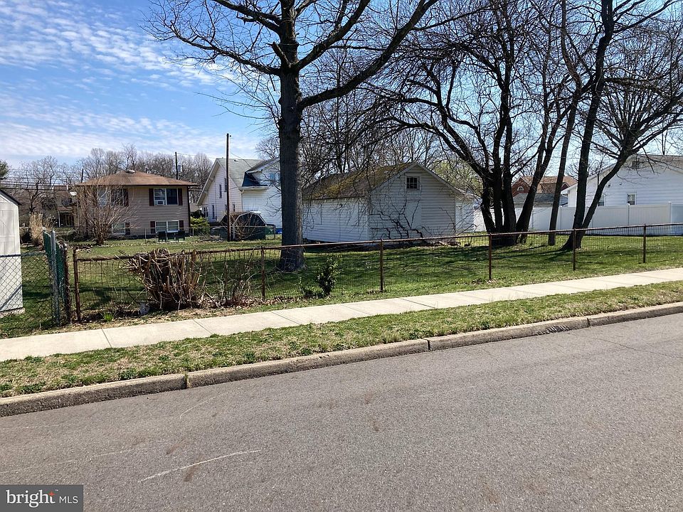 2nd image of 730 E 2nd St