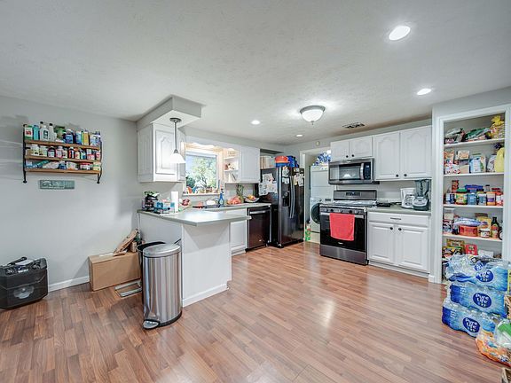 5th image of 6908 Laird Ave