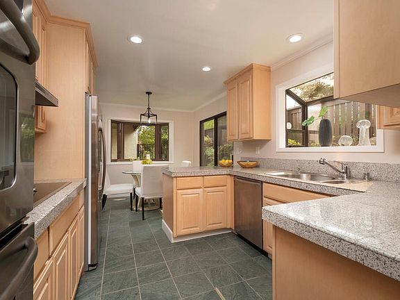 5th image of 2483 Sharon Oaks Dr