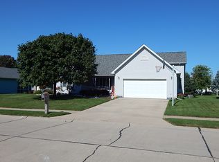 812 Pleasant Hill Dr, De Witt, IA 52742
