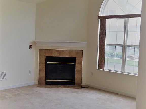 Living room & gas fireplace