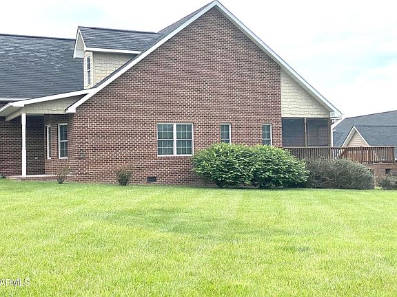 3rd image of 38 Saddle Brook Ln