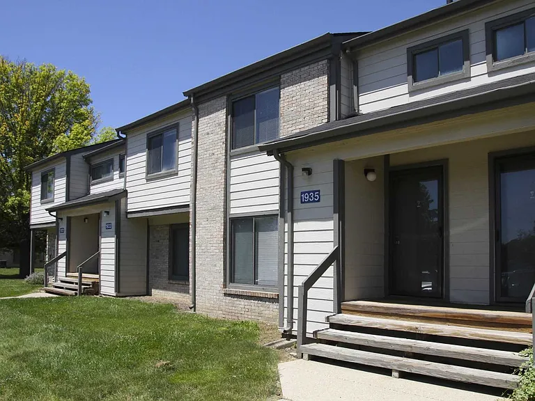 Chimneys Of Oak Creek Apartments — Photo 27