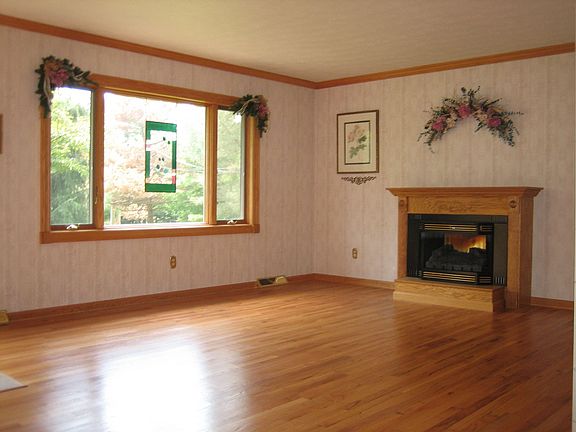 Living Room with Gas Fireplace and Hardwood Floors