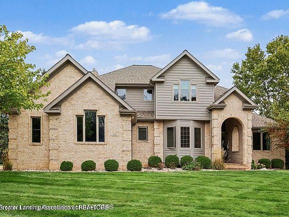 2nd image of 910 Sandhill Dr