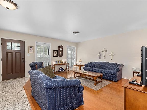 3rd image of 1306 Skrivanek Dr
