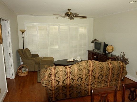 4th image of 1011 Valient Ln