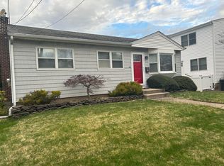 420 Old Country Rd, Mineola, NY 11501