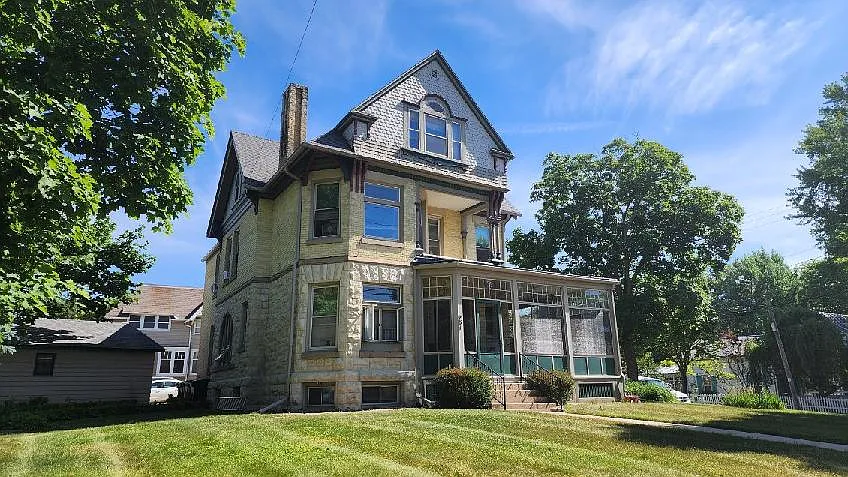 251 E Racine St — Photo 4
