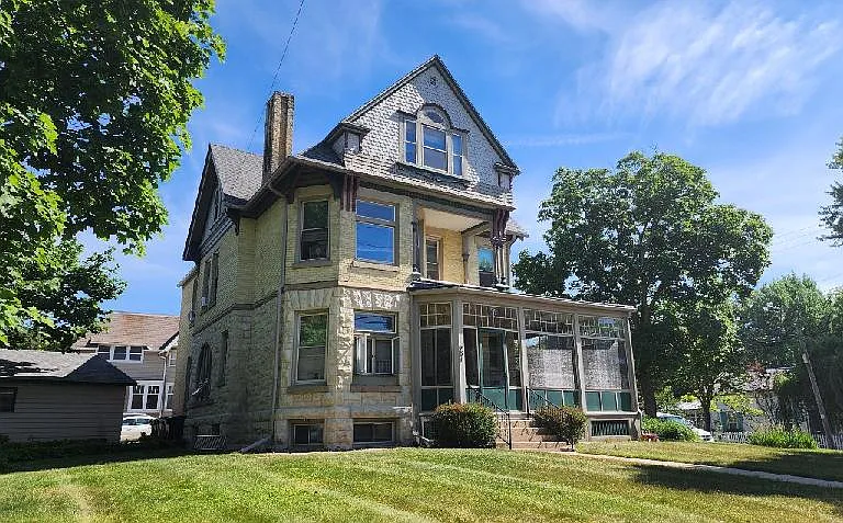 251 E Racine St — Photo 4