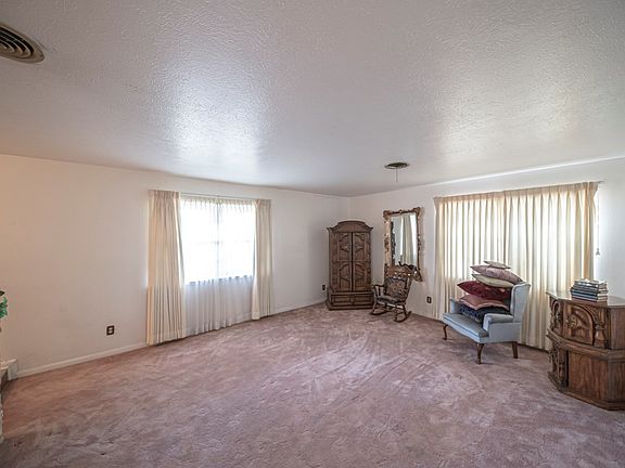5th image of 202 N Eisenhower Dr