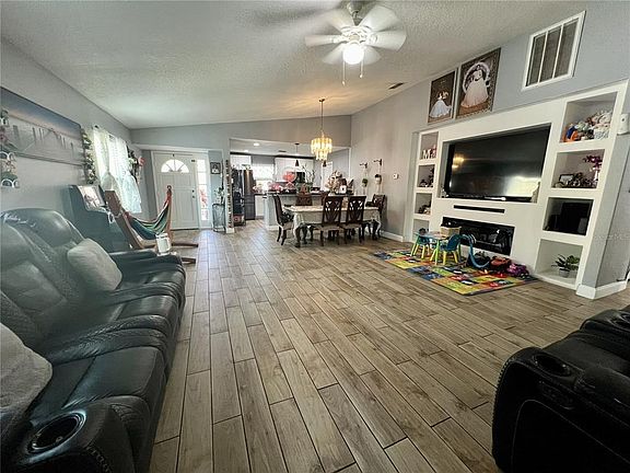 4th image of 10804 N Myrtle St