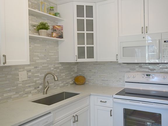 4th image of 101 Gardens Dr APT 203