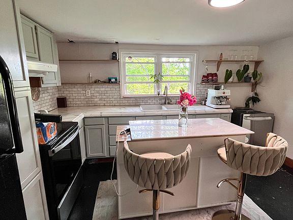 2nd image of 2619 Belvedere Ave