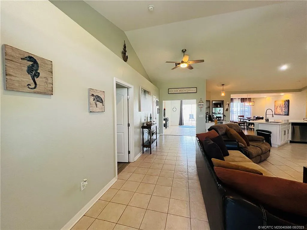 3 bed, 2.0 bath, 1971 sqft, $4,000 — Photo 3