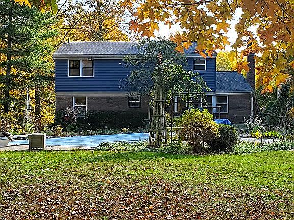 4th image of 820 Massachusetts Dr