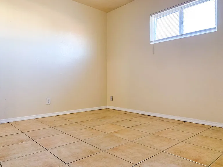 Spacious 2 Bedroom Apartment with Fireplace — Photo 39