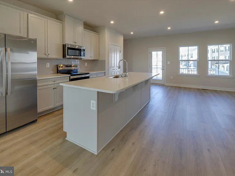 9390 Tanfield Dr — Photo 12