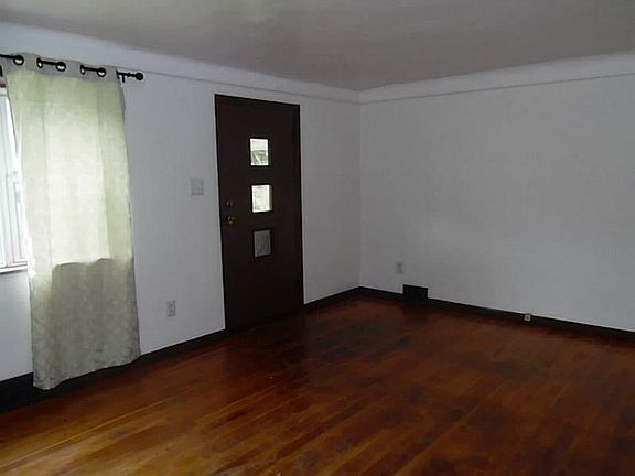 3rd image of 114 Bunchberry Ln