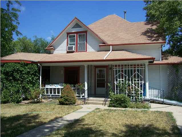 1st image of 202 E Grand Ave