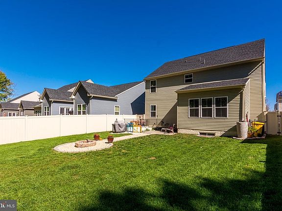 3rd image of 813 Creekside Village Blvd