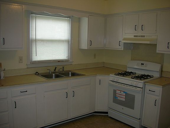 Beautiful large kitchen with breakfast area