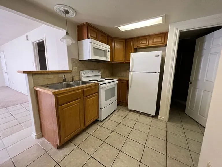 1634 Avenue D #B — Photo 6
