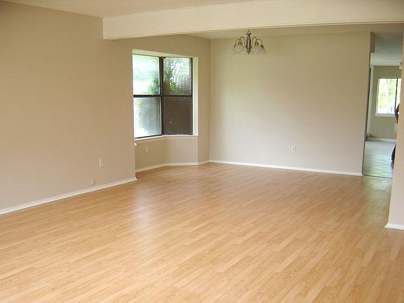 LIVING/DINING AREA