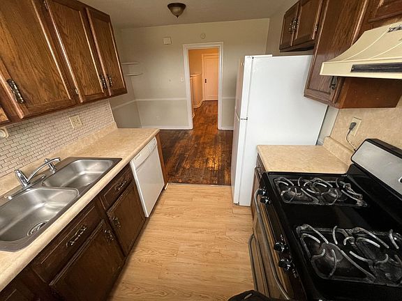 5th image of 37 Parkwood St