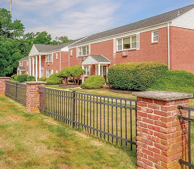 Country Club Apartments — Photo 12