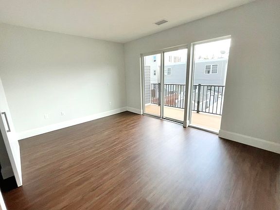 4th image of 205 Maverick St #205
