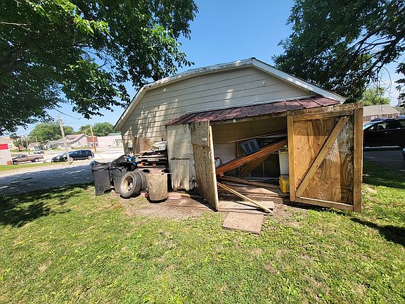 4th image of 600 E 9th St