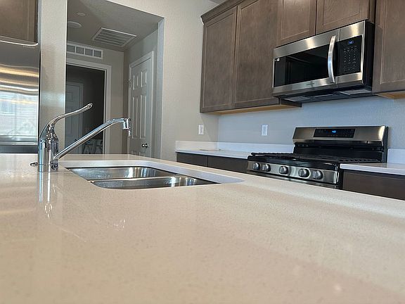 Kitchen w/ Appliances 