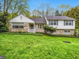 10 Pebble Woods Dr N, Doylestown, PA 18901