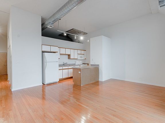 3rd image of 4131 W Belmont Ave Unit 216