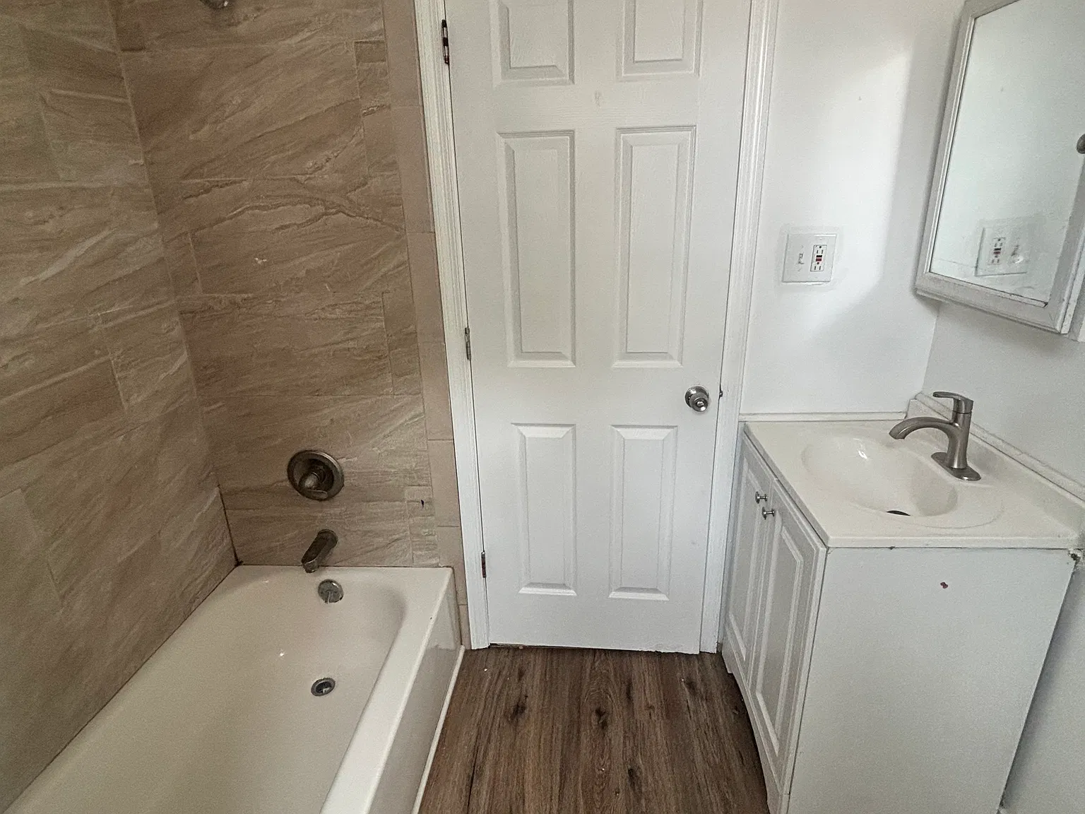 1037 Green St — Photo 3
