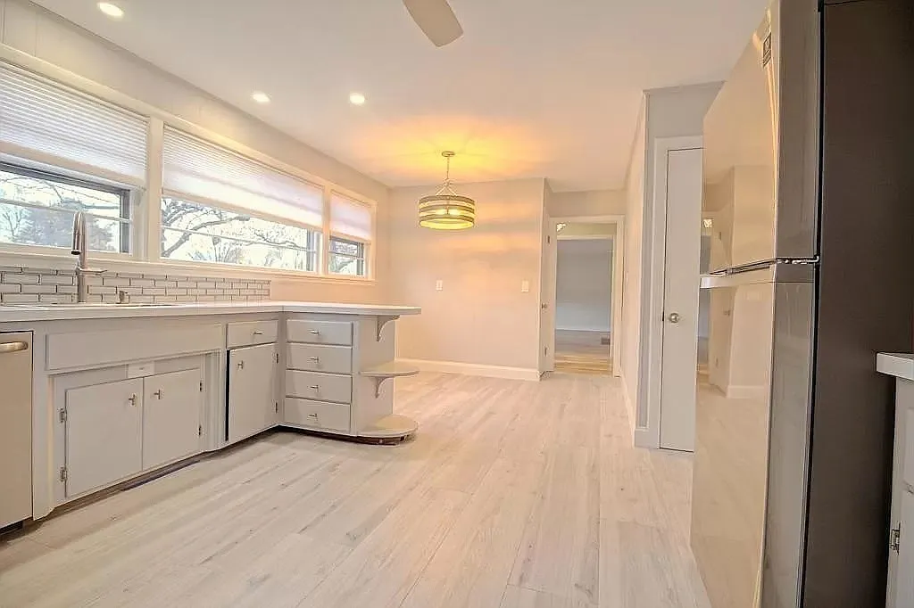 2 bed, 2.0 bath, 1200 sqft, $4,500 — Photo 3