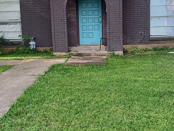 2nd image of 2214 El Paso St