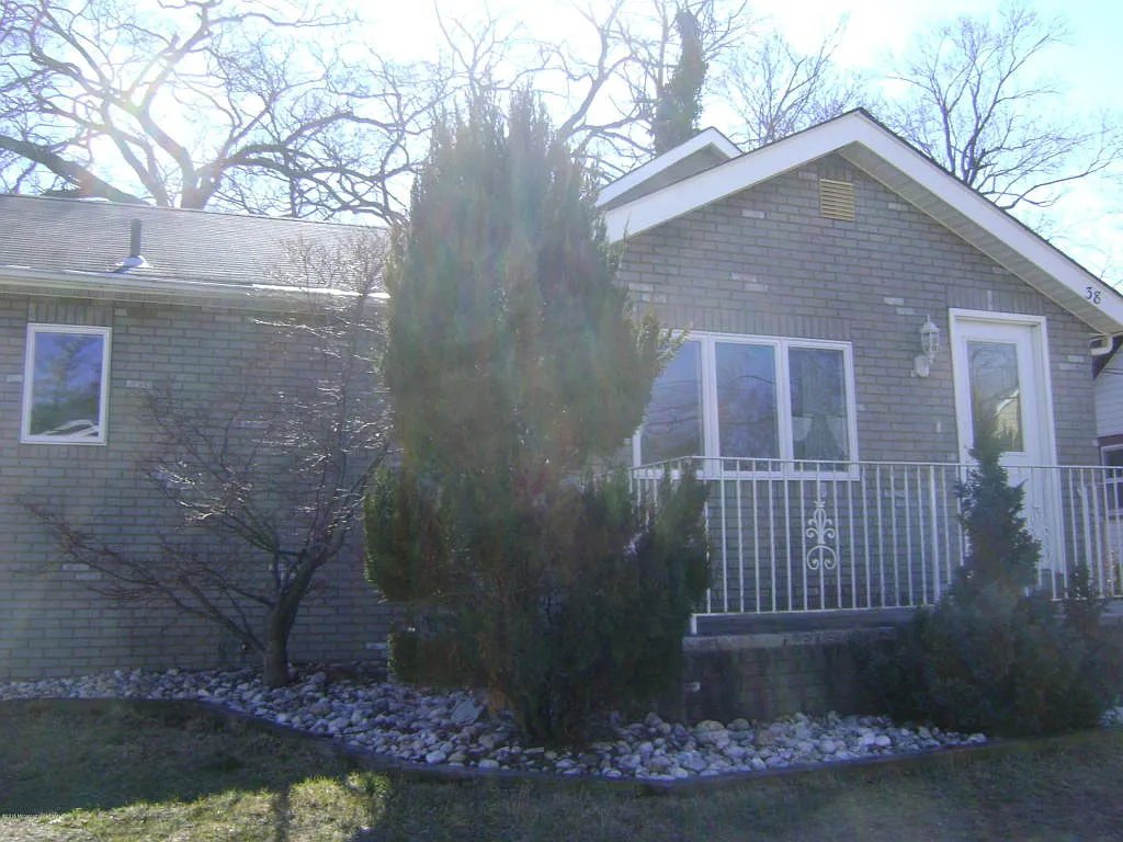 38 Lohsen Ave photo 1