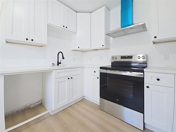 3rd image of 1035 15TH AVENUE S
