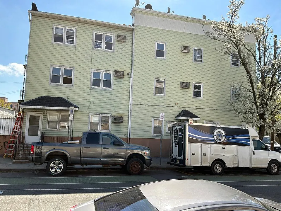 160 E Kinney St #3R
