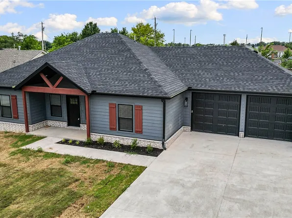 607 6th Ave, Gravette, AR 72736