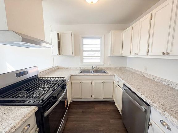 3rd image of 1447 E Sedgefield Dr