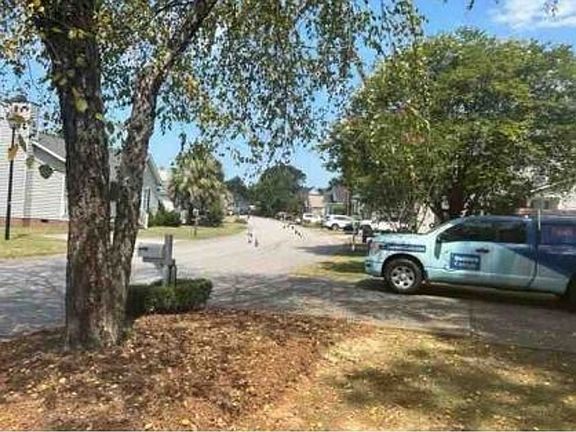 Exterior Neighborhood (street photo)