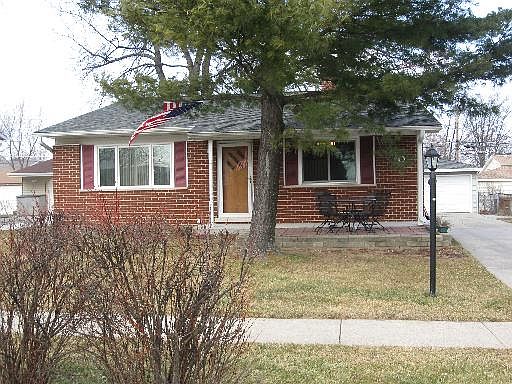 2nd image of 40 W Fullerton Ave