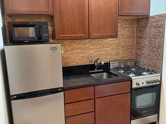 2nd image of 250 W 100th St #1009